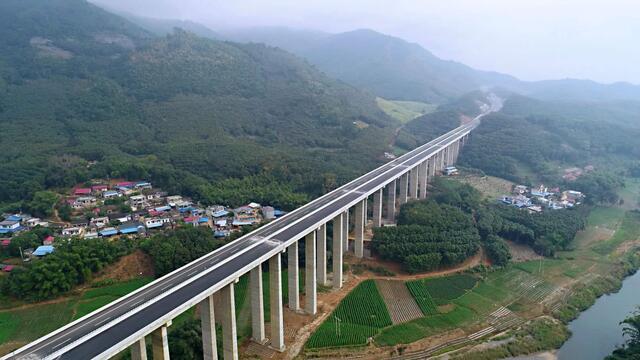 云南此地在建一條雙向四車(chē)道高速公路